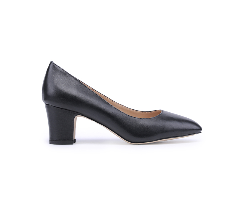 Стилни дамски обувки от мека напа във черно на ток