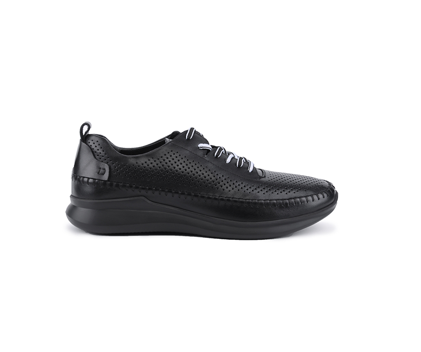Мъжки обувки от естествена кожа с перфорация в черно
