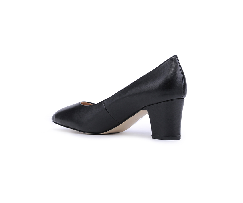 Стилни дамски обувки от мека напа във черно на ток