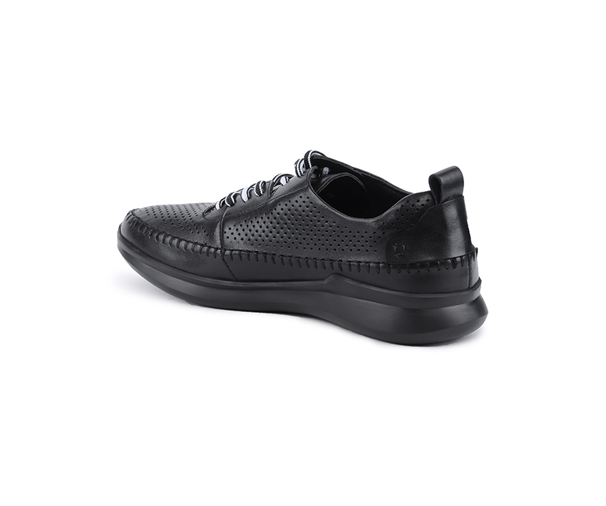 Мъжки обувки от естествена кожа с перфорация в черно