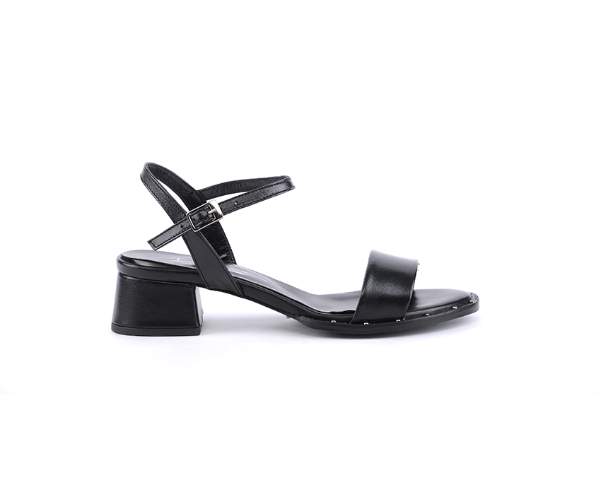 Дамски сандали на нисък ток в черно с метални капси