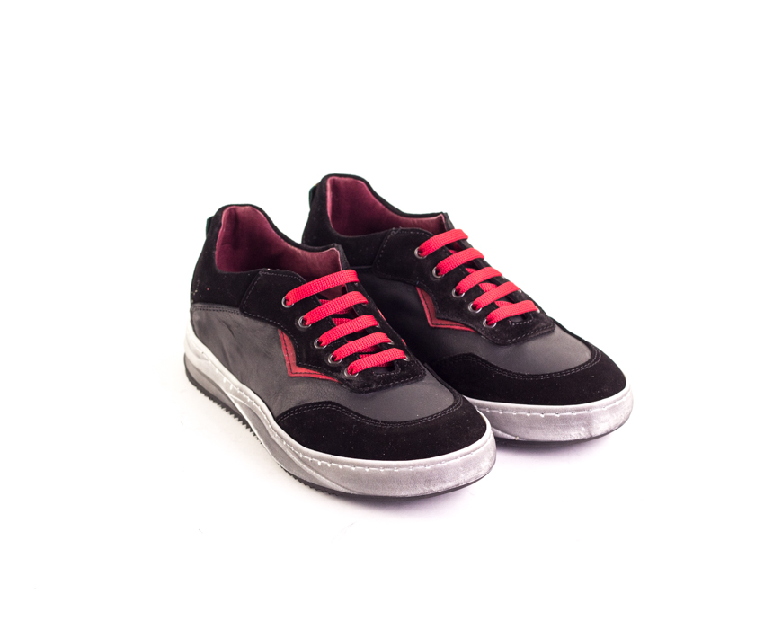 Юношески спортни обувки от естествена кожа в черно и червено